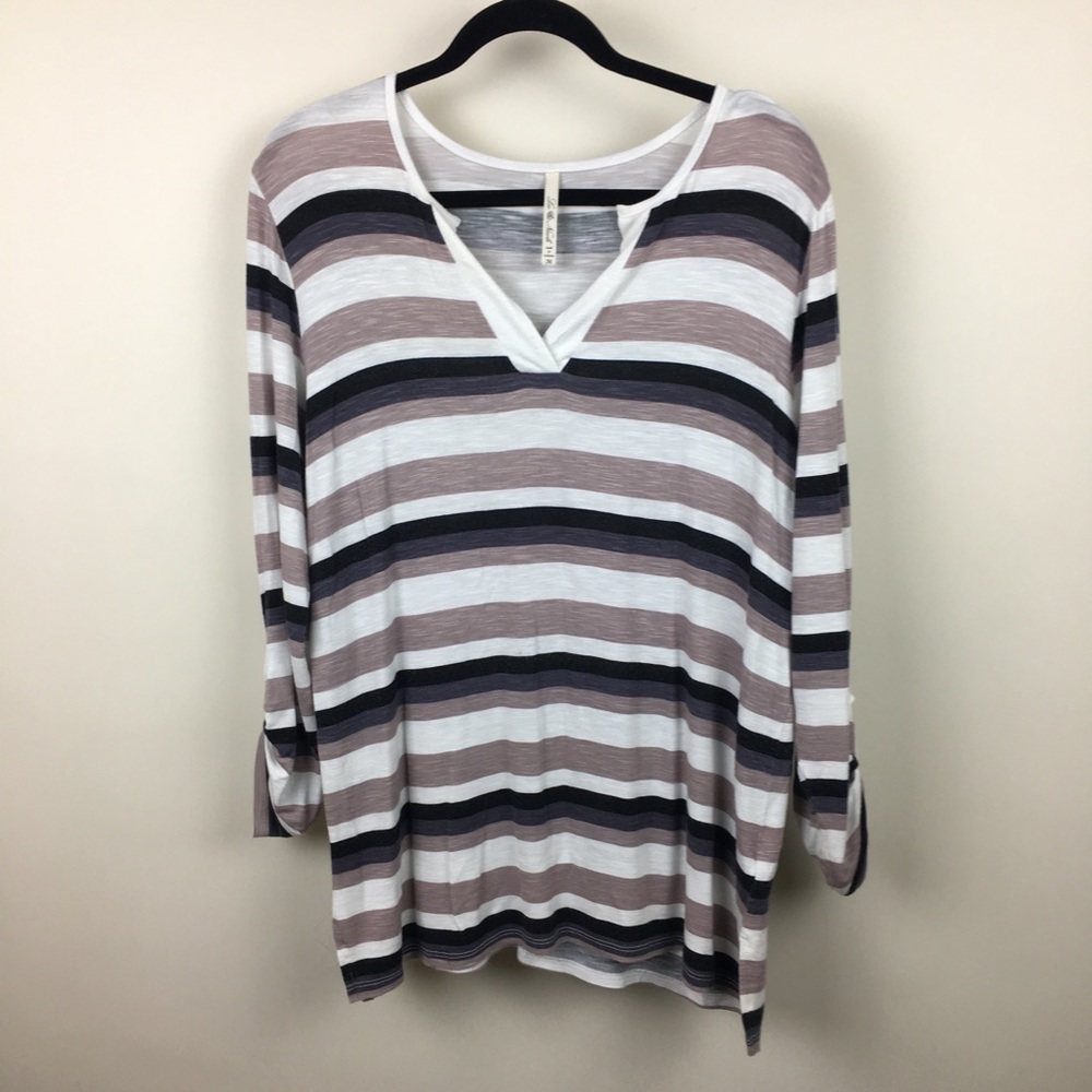 Leo and Nicole Split neck tee (M)